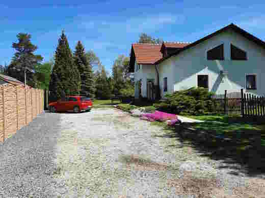 Parkoviště u domu